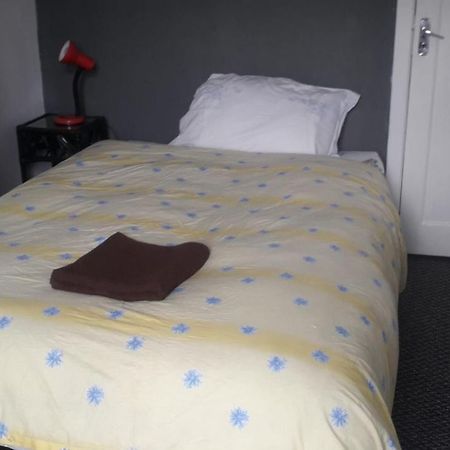 Sports City Guest House Манчестер Экстерьер фото